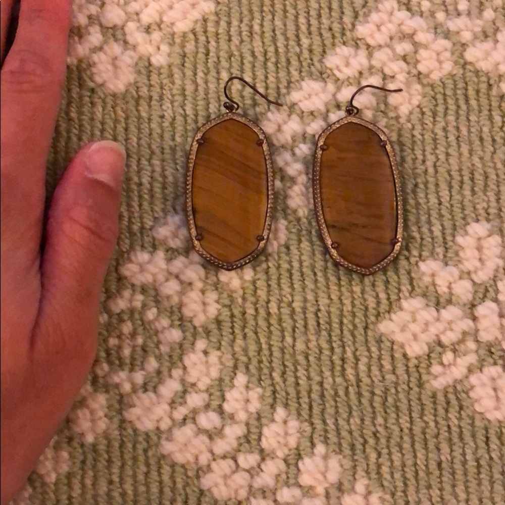 Kendra Scott Elle earrings in brown - Picture 2 of 2